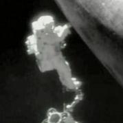 Spacewalker removes first tile gap filler
